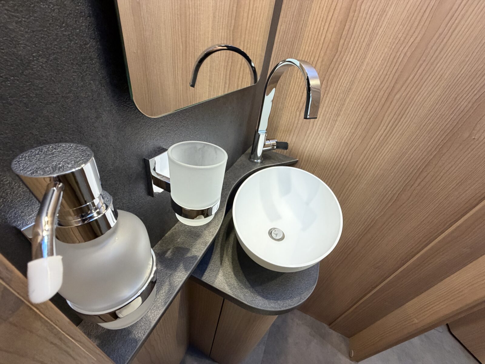 20251113 084338142 IOS